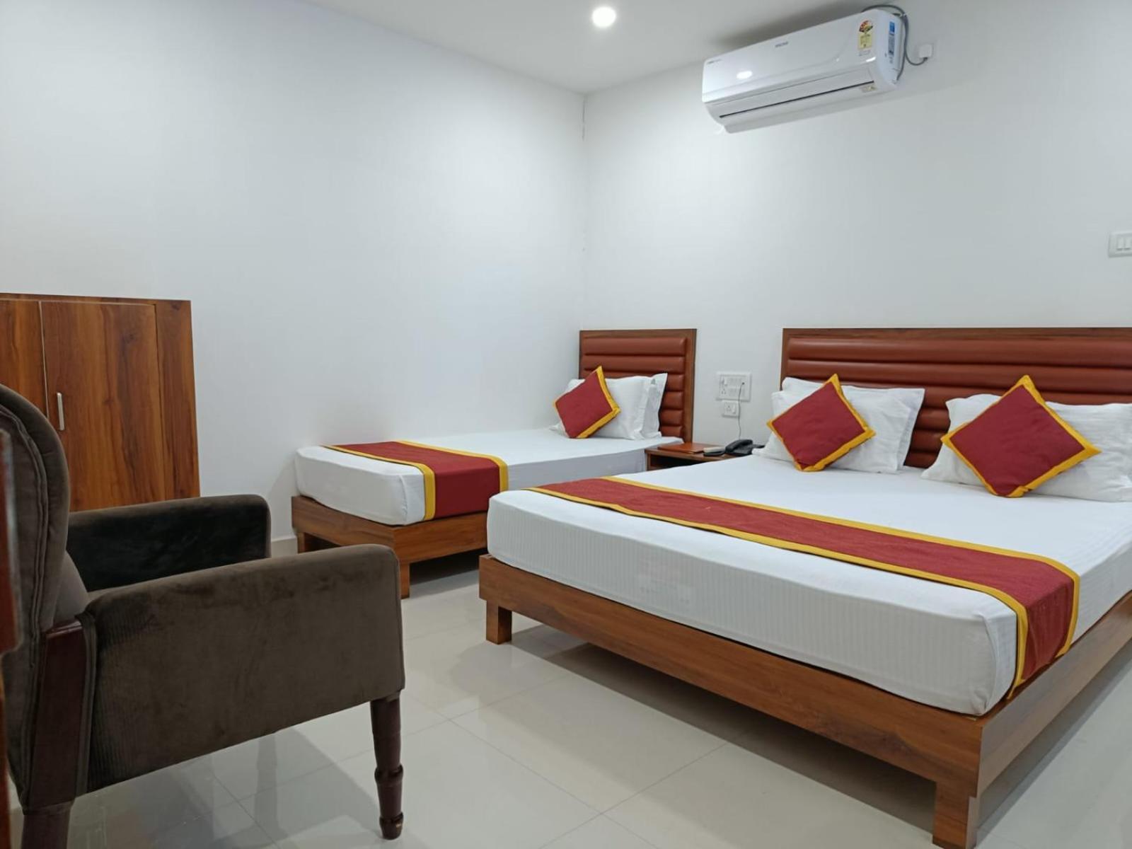 Hotel Executive Inn Hailakandi Bagian luar foto