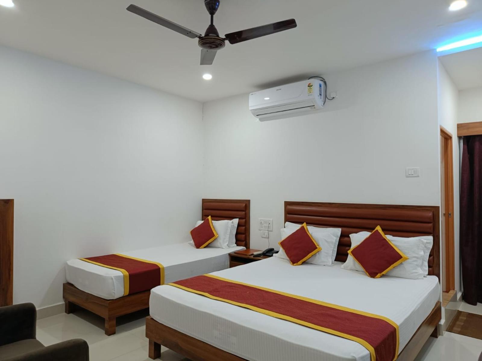 Hotel Executive Inn Hailakandi Bagian luar foto